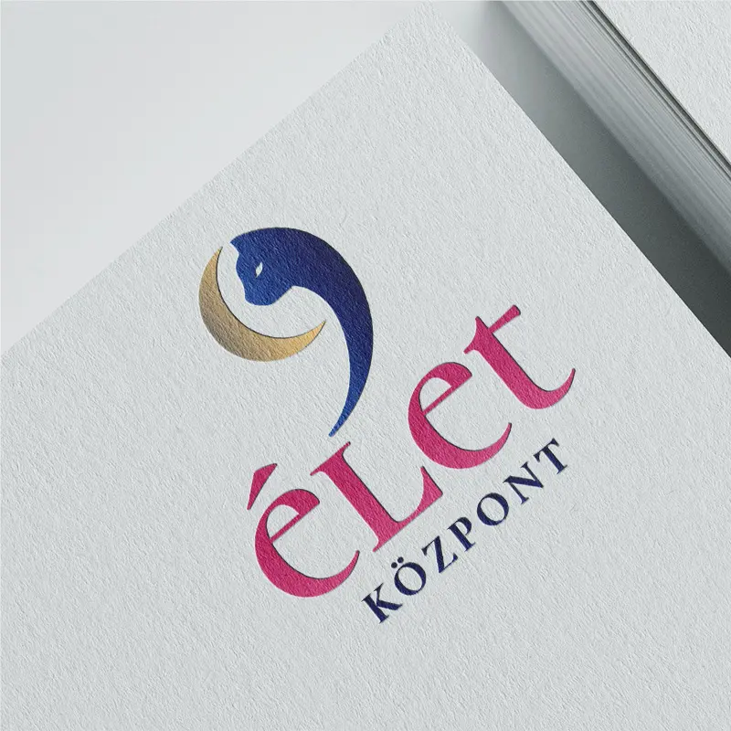 9 élet központ logója, amelyen a 9-es szám stilizált: egy macska feje oldalról, ahogy a holdat nézi. A macska éjkék, a hold ezüst-arany, a alatta mályva és éjkék.