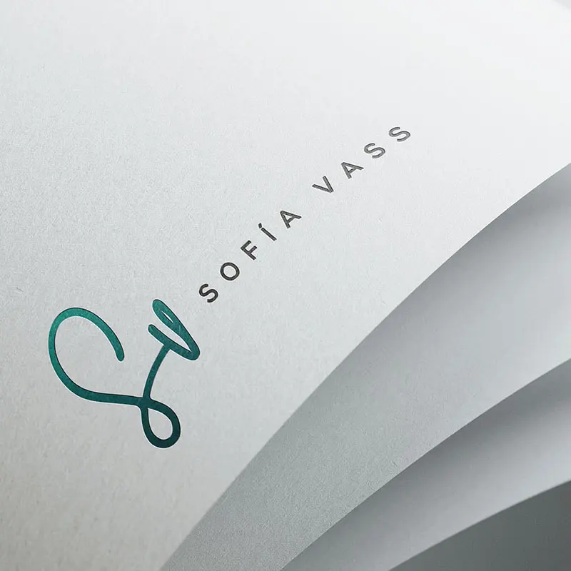 Sofia Vass logója áramló türkiz kézírás-monogrammal és grafitszürke modern, letisztult felirattal, ami a teljes nevet jeleníti meg.