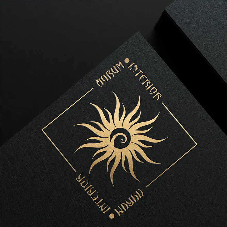 Fekete alapon arany naplogó, Aurum Interior felirattal. Eredetileg ex libris bélyegzőnek készült.