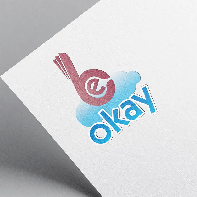 Be Okay logó, amelyen a B betű stilizáltam egy oké-jelet mutató kezet formáz, a közepében e betű látszik. A kéz egy felhőn "ül". A felhő és az okay felirat kék, a kéz pasztell-bordó.
