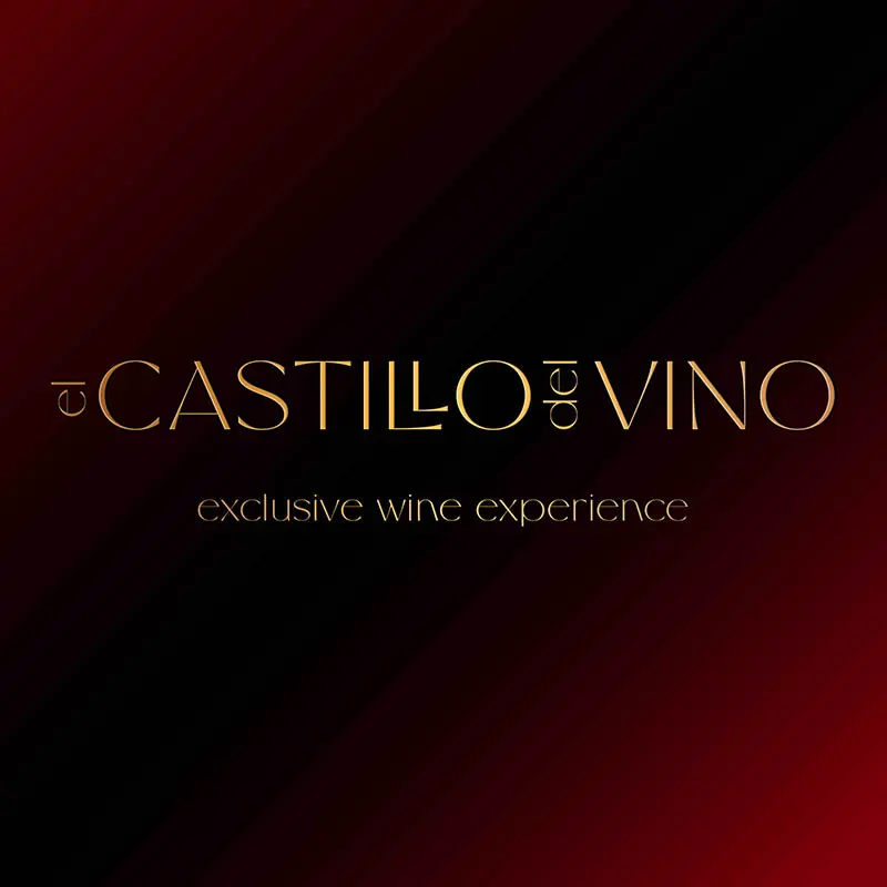 el Castillo del Vino feliratú bor logó. Burgundivörös alapon arany betűkkel.