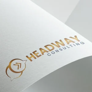 Headway Consulting logó, arany és kék színben. A felirat előtt két szövegbuborék jelzi a kommunikációt, az egyikben egy előre mutató dupla nyíllal.