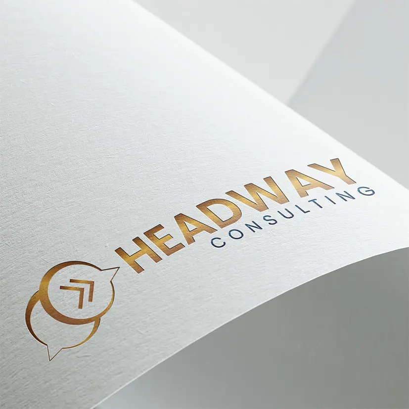 Headway Consulting logó, arany és kék színben. A felirat előtt két szövegbuborék jelzi a kommunikációt, az egyikben egy előre mutató dupla nyíllal.