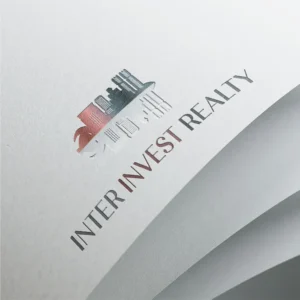 Inter Invest Realty tenerifei ingatlairoda logója, ezüst és rózsabézs színvben. A logó motívuma egy épületsor, ami a főváros jellezetes épületeit mutatja stilizálva.