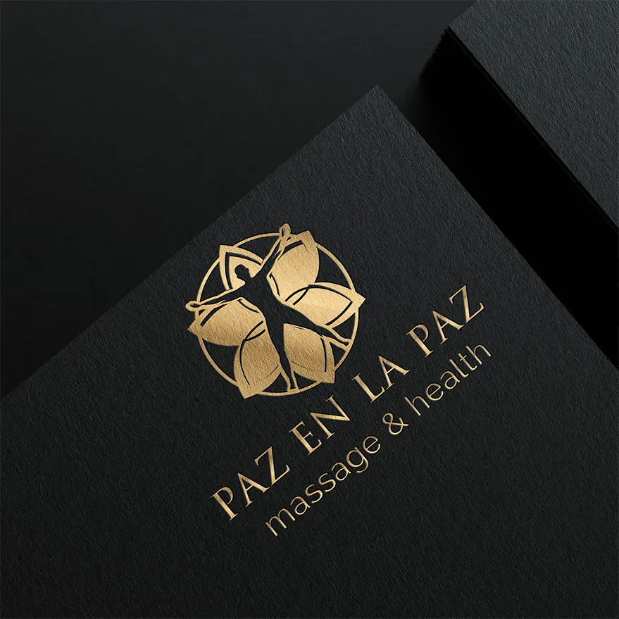Paz en la Paz masszázsszalon logója, fekete alapon arannyal. A logó egy kitárt karú ember sziluettjét ábrázolja, a hátterében egy stilizált lótuszvirággal és egy körrel. Emlékeztet Da Vinci embertanulmány rajzára.