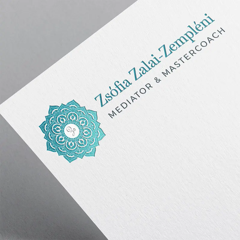 Zalai-Zempléni Zsófia mestercoach türkiz mandala logója. A mandala több rétegben lótuszvirág motívumból lett kialakítva.